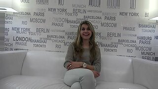 Die blonde Teenagerin Nikola wird in einem Hardcore-Casting-Video schmutzig.