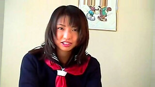 Orika, cô gái tóc nâu quyến rũ, thổi kỹ năng tuyệt vời trong không gian riêng tư.