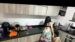 Uma adolescente latina quente explora o prazer em um vídeo íntimo em HD.