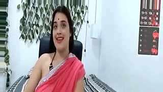 Desi bhabhi pronkt met haar bezittingen voor de webcam