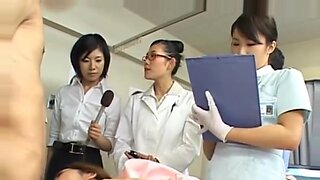 Une femme asiatique explore les filles lors d'une rencontre chaude.