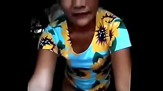 Filipina bedriegt haar schoolgenoot met verborgen camera-zwendel