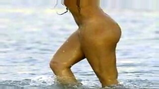 Η Mariah Carey επιδίδεται σε μια παθιασμένη και έντονη σεξουαλική δραστηριότητα.