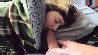 Een tengere tiener met grote borsten geeft een man een verbluffende pijpbeurt in bed.