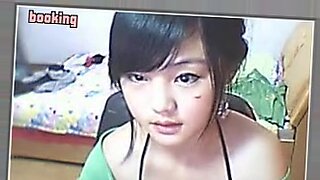 Κορεάτισσα καλλονή πειράζει την κάμερα web, επιδίδεται σε σόλο απόλαυση.