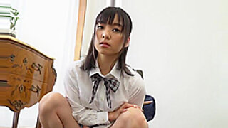 Seorang gadis Asia muda kencing dalam video pancuran HD dengan close-up berbulu.