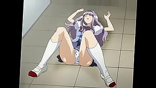 I personaggi di Anime visitano un bagno pubblico e incontrano sorprese erotiche.