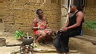 Una coppia appassionata si concede un amorevole rapporto sessuale in un ambiente africano esotico.