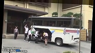 Japonesa sendo pleasured por duas garotas em um ônibus
