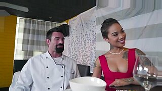 Seorang isteri yang curang secara rahsia menikmati pertemuan dengan juru masak yang seksi.