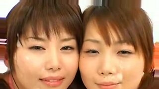 Mulheres asiáticas recebem uma intensa gozada facial de vários homens.