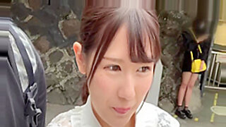 एक जापानी महिला वाइब्रेटर और गुदा चाटने का आनंद लेती है।