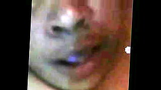 Ένα κορίτσι από την Μπούμπα μοιράζεται τη γύμνια της σε ένα ακατέργαστο βίντεο με άλλους.