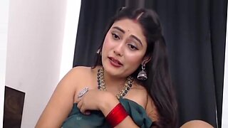 Gadis India Desi pancut di webcam dengan penuh semangat.