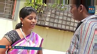 Wanita remaja Telugu memamerkan perawakan pendek mereka.