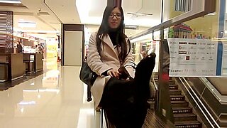 एक परिष्कृत एशियाई लड़की एक आकर्षक पीओवी में अपने पैरों को प्रकट करती है।