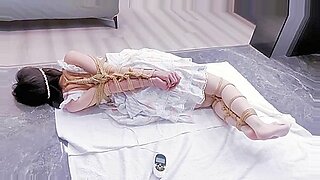 Técnicas de bondage shibari usadas em uma morena amordaçada e amarrada