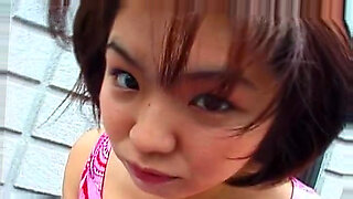 Uma sorridente garota asiática faz um boquete profundo e apaixonado.