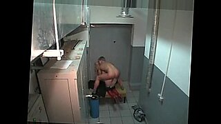 Máy quay ẩn ghi lại hành động tắm nóng của một người phụ nữ.