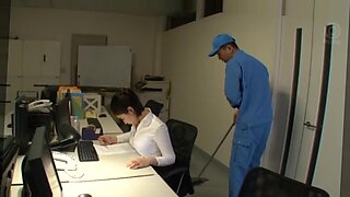 Cuộc gặp gỡ nóng bỏng của Sana Imanaga với thợ sửa ống nước trong một văn phòng Nhật Bản.