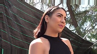Adolescente latina atraída por el sexo oral y por detrás