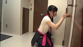 Eine japanische Teenagerin experimentiert mit einem Glory Hole.