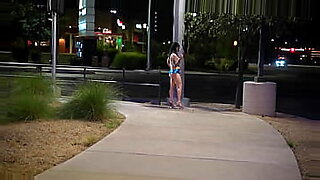 Seorang pelacur jalanan dijemput untuk berhubungan seks.