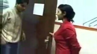Una seducente donna indiana prosperosa viene scopata in ufficio.