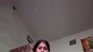 Μια μεγαλόστομη Ινδή καμαριέρα επιδεικνύει τις όρθιες θηλές της σε ένα σαγηνευτικό βίντεο selfie.
