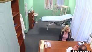 Uma mulher loira é examinada por um médico excitado, traindo seu namorado.