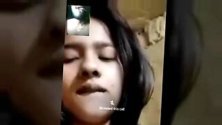 Uma morena excitada mostra seus seios grandes na webcam.