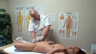 Verborgen camera legt sensuele Aziatische massage vast met opwindende technieken.