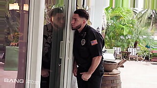 Um policial força uma mulher a ter sexo áspero com ele.