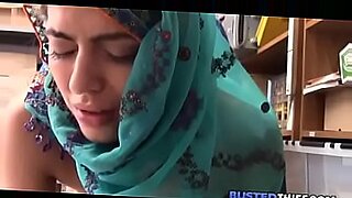 Pakistanisches Paar erkundet Sinnlichkeit mit Brustspielen und Küssen