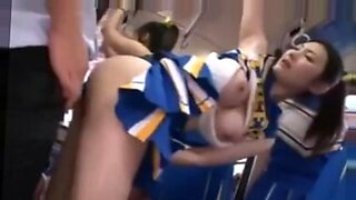 Cheerleader Jepang menerima cumshot besar setelah sesi seks liar.