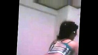 Zabi Gull menikmati video seks yang panas.