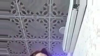 Milf iraquiana se despe e se masturba na webcam