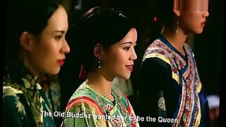 Film porno gaya Hong Kong yang panas menampilkan seorang wanita Asia yang menggoda.