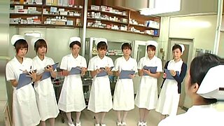 Japanische Krankenschwester setzt sich auf das Gesicht, neckt mit den Händen