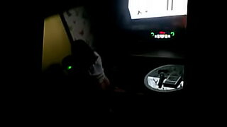 Collegegirl gönnt sich anale Spiele mit Dildo