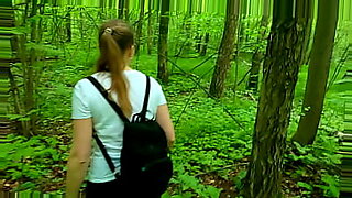 Une jeune étudiante devient sauvage dans la forêt avec son professeur coquin.