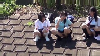 Aziatische tieners houden zich bezig met voyeuristisch pisspel
