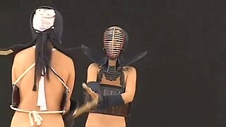 Garotas japonesas treinam para uma luta pública