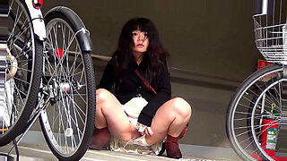 Het openbare solo-pis-avontuur van een Japanse tiener wordt vastgelegd op camera.