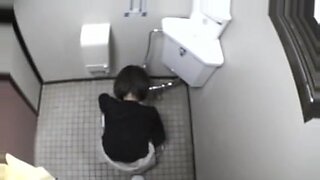Una donna asiatica amatoriale usa un bagno pubblico e viene ripresa da una telecamera nascosta.