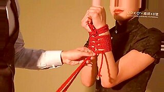 Hai người đẹp châu Á bị trói trong trò chơi shibari, khám phá tình dục đôi cột.