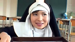 راهبة آسيوية جميلة تجرب عمل بوكاكي مكثف في عرض جنسي متوحش.