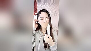 Bella asiatica esplora l'auto-bondage in webcam
