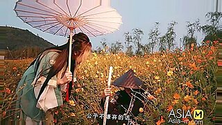 Una moglie asiatica bionda mostra le sue grandi tette e il suo culo peloso in pubblico.