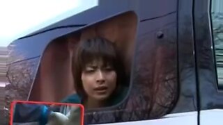 Una coppia asiatica continua un'avventura anale in un furgone pubblico.
